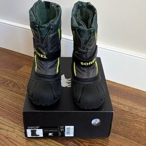 Sorel Black and Dark Green Snow Boots